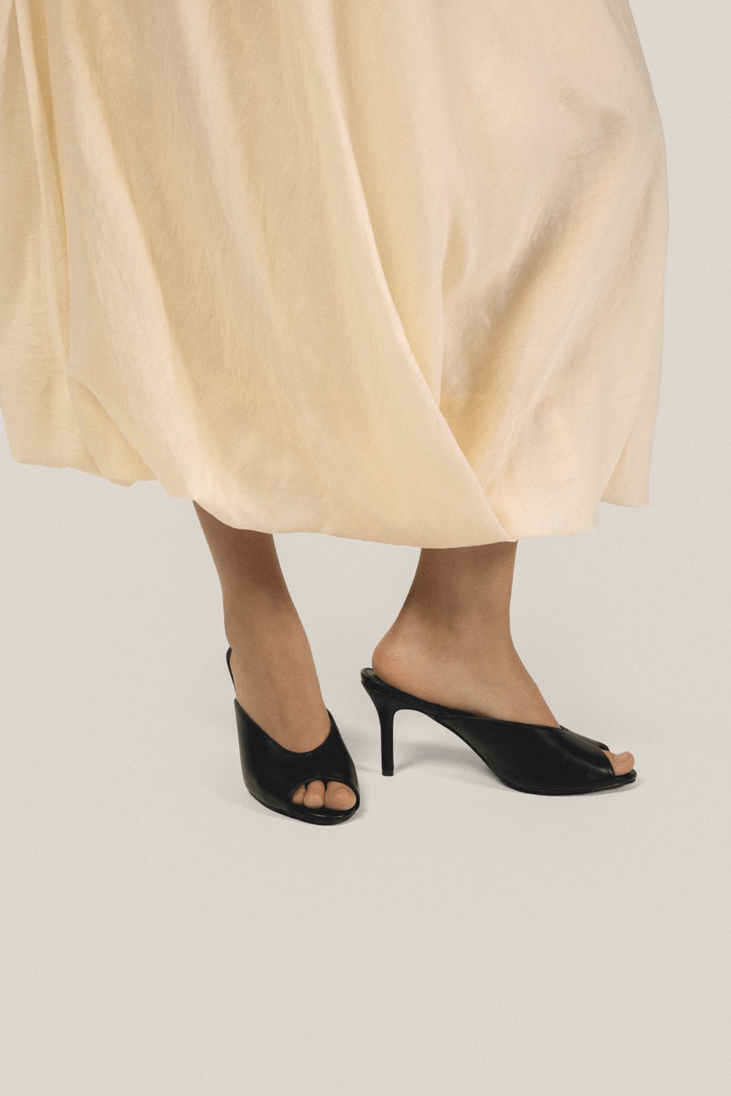 Peep-toe mules